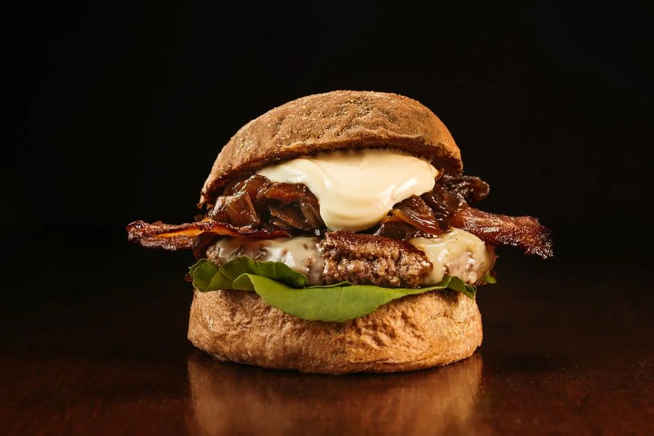 EL PECADOR: carne de vacuno, cheddar fundido, bacon crujiente, cebolla caramelizada y salsa…