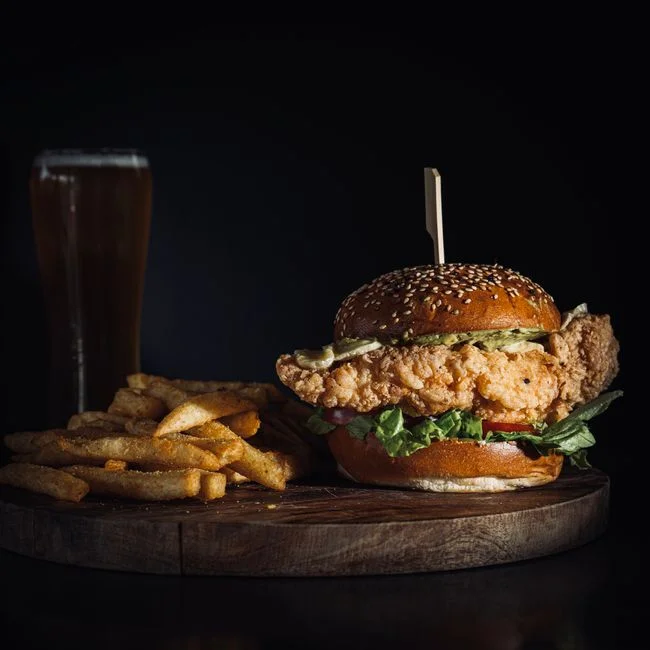 POLLO PECADOR: pechuga crujiente, lechuga, tomate y mayonesa picante